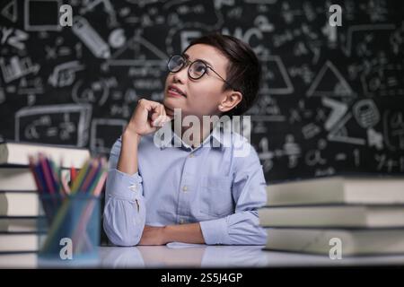 L'insegnante sedeva pensando di insegnare in classe Foto Stock