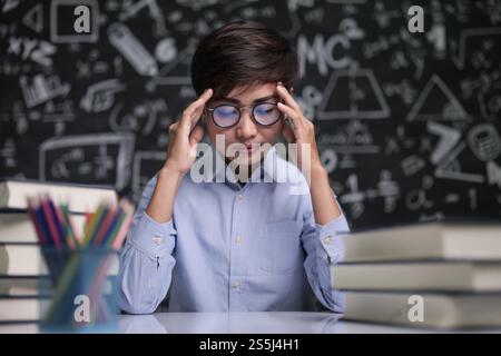 L'insegnante sedeva pensando di insegnare in classe Foto Stock