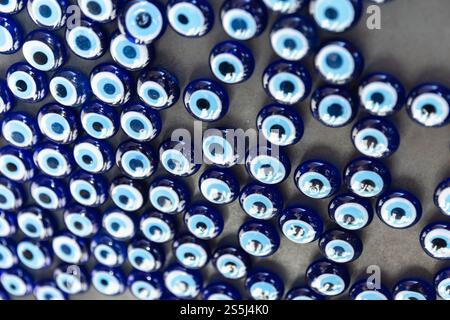 Le perline oculari o nazar, gli amuleti contro i magneti malocchio sono collocati sul banco di vendita in un negozio di articoli da regalo in Turchia Foto Stock