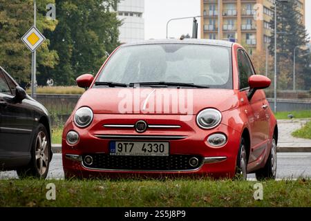 OSTRAVA, CECHIA - 19 OTTOBRE 2023: Fiat 500 rossa retrò parcheggiata in strada in giornata di pioggia Foto Stock