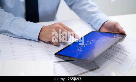 Uomo d'affari che negozia azioni su laptop grafico online investitore professionista che negozia valute crittografiche adatto per la crittografia del mercato azionario finanziario Foto Stock