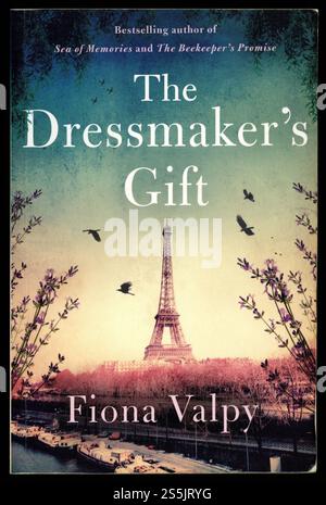 Libro cartaceo usato copertina The Dressmakers Gift, di Fiona Valpy, pubblicato nel 2019 Foto Stock