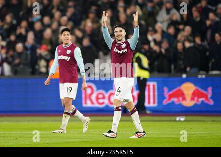 Carlos Soler (a destra) del West Ham United celebra il primo gol della squadra durante la partita di Premier League al London Stadium. Data foto: Martedì 14 gennaio 2025. Foto Stock