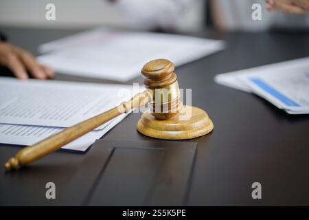 Giudice martello martello sul banco avvocato Foto Stock