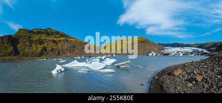 Ghiacciaio di Solheimajokull, Islanda. La lingua di questo ghiacciaio scivola dal vulcano Katla. Splendida laguna glaciale con blocchi di ghiaccio e. Foto Stock