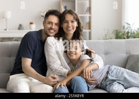 Ritratto di genitori felici goditi i momenti in famiglia con la figlia piccola Foto Stock