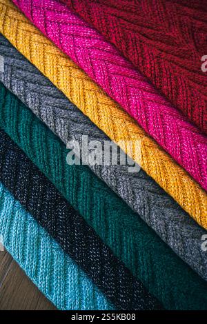 Sfondo in tessuto di lana lavorato a maglia multicolore per l'inverno Foto Stock