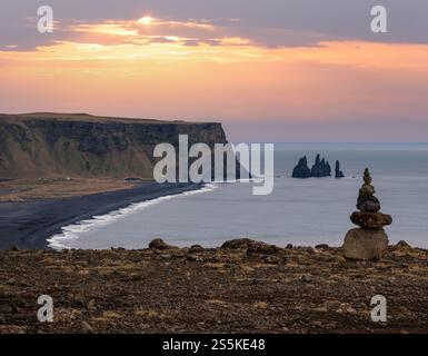 Pittoresca vista serale autunnale della spiaggia di sabbia vulcanica nera dell'oceano di Reynisfjara da Capo Dyrholaey, Vik, Islanda meridionale. Foto Stock