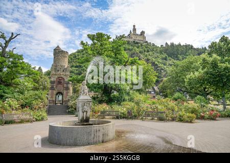 Brunnen im Rosengarten, Links Kriegerdenkmal, oben die Marksburg, Braubach, Rheinland-Pfalz, Deutschland *** Fontana nel giardino delle rose, memoriale di guerra sulla sinistra, Castello di Marksburg sopra, Braubach, Renania-Palatinato, Germania Foto Stock