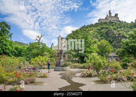 Brunnen im Rosengarten, Kriegerdenkmal, oben die Marksburg, Braubach, Rheinland-Pfalz, Deutschland *** Fontana nel roseto, memoriale di guerra, Castello di Marksburg sopra, Braubach, Renania-Palatinato, Germania Foto Stock