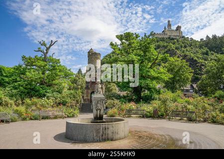 Brunnen im Rosengarten, Kriegerdenkmal, oben die Marksburg, Braubach, Rheinland-Pfalz, Deutschland *** Fontana nel roseto, memoriale di guerra, Castello di Marksburg sopra, Braubach, Renania-Palatinato, Germania Foto Stock