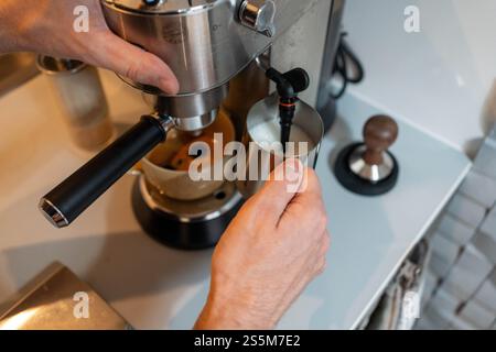 Primo piano di schiuma di latte per le mani Foto Stock
