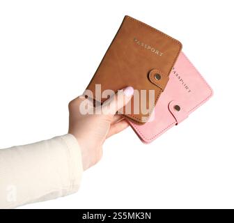 Donna che tiene il passaporto con copertine colorate su sfondo bianco, primo piano Foto Stock