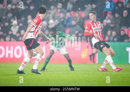 Eindhoven - Arthur Zagre dell'Excelsior Rotterdam, Joey Veerman del PSV Eindhoven durante il terzo round della stagione KNVB Beker 2024/2025, la coppa nazionale olandese. La partita è ambientata tra PSV Eindhoven e Excelsior Rotterdam al Philips Stadion il 15 gennaio 2025 a Eindhoven, nei Paesi Bassi. (VK Sportphoto/Danny de Groot) Foto Stock