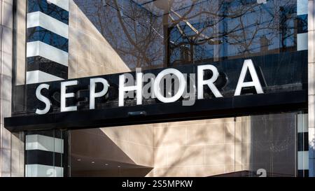 Cartello e logo all'ingresso di una boutique Sephora. Sephora è una catena francese di negozi di profumi e cosmetici di proprietà del gruppo LVMH Foto Stock