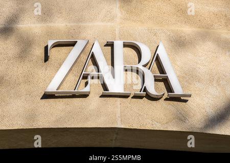 Insegna e logo all'ingresso di un negozio Zara. Zara è una filiale di fast fashion del gruppo multinazionale spagnolo Inditex Foto Stock