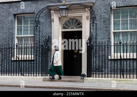 Londra, Regno Unito. 14 gennaio 2025. Shabana Mahmood deputato, Lord Cancelliere e Segretario di Stato per la giustizia, lascia Downing Street al numero 10 dopo una riunione del Gabinetto. Crediti: Mark Kerrison/Alamy Live News Foto Stock