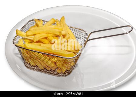 Schegge in un cestello della friggitrice in acciaio. Patatine fritte su un piatto bianco Foto Stock