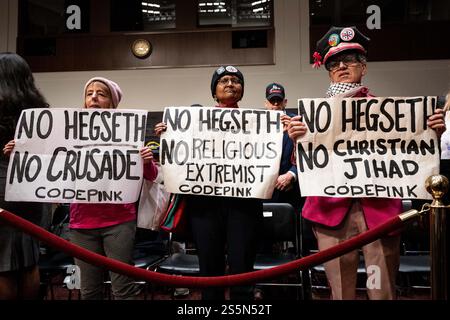 Washington, Stati Uniti. 14 gennaio 2025. I manifestanti all'udienza per la nomina di Pete Hegseth al Campidoglio degli Stati Uniti. (Foto di Michael Brochstein/Sipa USA) credito: SIPA USA/Alamy Live News Foto Stock