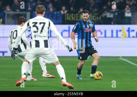 Bergamo, ITALIA, 14 gennaio 2025. Sead Kolasinac dell'Atalanta durante la partita di serie A tra Atalanta B.C. e Juventus allo stadio Gewiss il 14 gennaio 2025 a Bergamo. Crediti: STEFANO NICOLI/Speed Media/Alamy Live News Foto Stock