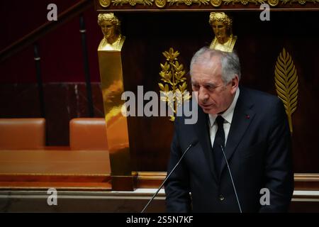 Parigi, Francia. 14 gennaio 2025. Il primo ministro francese Francois Bayrou tiene il suo discorso di politica generale all'Assemblea nazionale di Parigi, in Francia, il 14 gennaio 2025. Bayrou ha detto martedì che il suo governo si concentrerà sulla stabilità, sul dialogo e sulle riforme profonde, in particolare sulle pensioni. Crediti: Aurelien Morissard/Xinhua/Alamy Live News Foto Stock