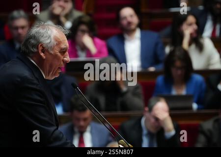 Parigi, Francia. 14 gennaio 2025. Il primo ministro francese Francois Bayrou tiene il suo discorso di politica generale all'Assemblea nazionale di Parigi, in Francia, il 14 gennaio 2025. Bayrou ha detto martedì che il suo governo si concentrerà sulla stabilità, sul dialogo e sulle riforme profonde, in particolare sulle pensioni. Crediti: Aurelien Morissard/Xinhua/Alamy Live News Foto Stock