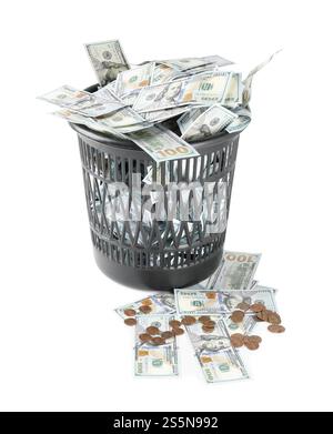 Molte banconote in dollari in un cestino isolato su bianco Foto Stock