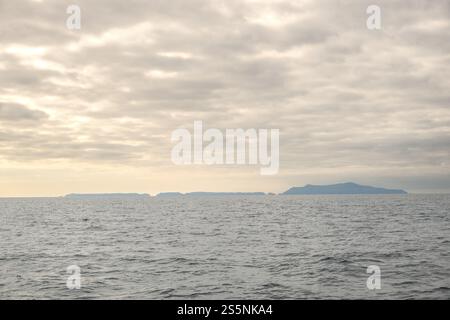 Sagoma dell'isola di Anacapa in giornata nuvolosa nel Parco Nazionale delle Isole del Canale Foto Stock