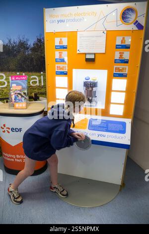 Centro visitatori con famiglie in visita / bambini / bambini / bambini / bambini in vacanza, presso la centrale nucleare di Sizewell gestita da EDF a Suffolk, Regno Unito. (140) Foto Stock