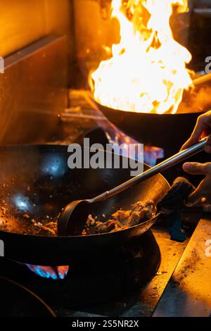 Wok cucina in un ristorante Foto Stock