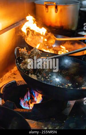 Wok cucina in un ristorante Foto Stock