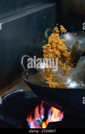 Wok cucina in un ristorante Foto Stock