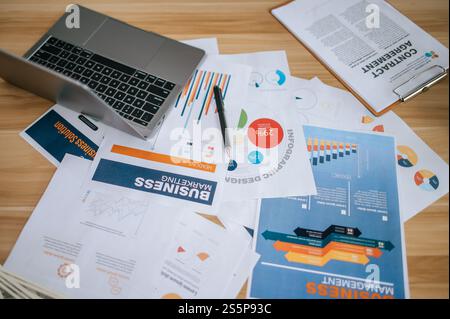 C'era un sacco di documenti e un portatile sulla scrivania. Foto Stock