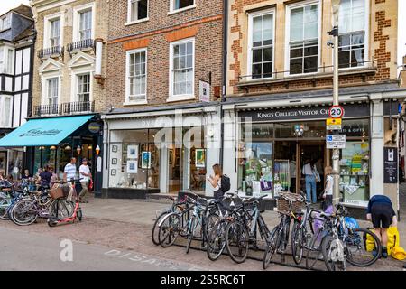 Kings College Visitor Center e Fitzbillies chelsea Bun Cafe caffetteria sulla Kings Parade nel centro di Cambridge, Inghilterra, Regno Unito, 2024 Foto Stock