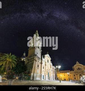 Cattedrale di San Giovanni Battista di notte nell'antica città siciliana medievale di Ragusa famos (Sicilia, Italia). Edificio nel 1718-1820. Qualche effetto riflesso dell'obiettivo Foto Stock