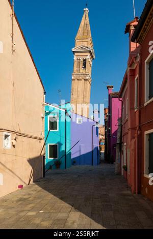 Case e campanile pendente a Burano, vicino a Venezia, Italia Foto Stock