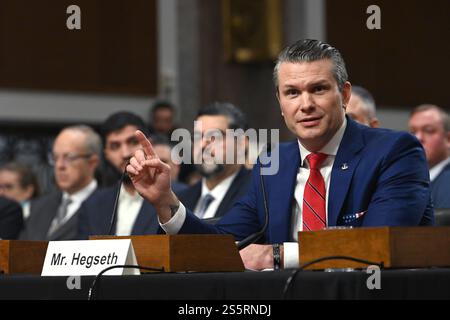 Washington, USA. 14 gennaio 2025. Il candidato del presidente eletto DEGLI STATI UNITI Donald Trump per il Segretario alla difesa Pete Hegseth parla durante un'audizione di conferma dei servizi armati del Senato a Capitol Hill il 14 gennaio 2025 a Washington, DC. Credito: Chen Mengtong/China News Service/Alamy Live News Foto Stock