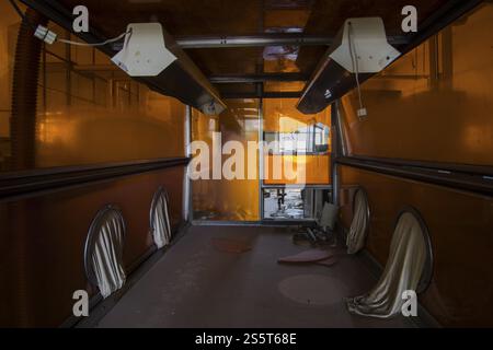 Dettagli di una macchina da laboratorio abbandonata Foto Stock