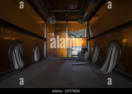 Dettagli di una macchina da laboratorio abbandonata Foto Stock