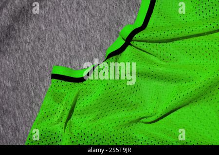 Vista dall'alto della superficie tessile in tessuto. Riscaldatore a grappolo per primo piano e tessuto lavorato a maglia con un sottile motivo a righe. Tessuto per abbigliamento sportivo. Foto Stock