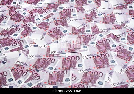 Primo piano foto di sfondo importo di cinquecento banconote della valuta dell'Unione europea. Molte banconote rosa da 500 euro sono adiacenti. Foto texture simbolica Foto Stock