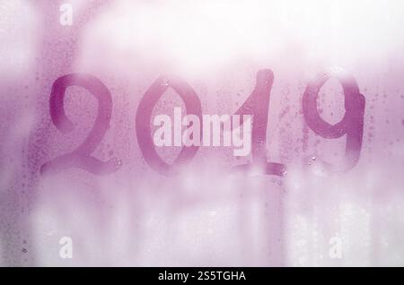 2019. Le cifre sono scritte sul vetro appannato in inverno Foto Stock