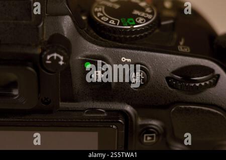 Primo piano di una moderna fotocamera reflex digitale. Foto dettagliata del corpo della fotocamera nera con pulsanti per controllare e cambiare modalità di scatto. Dettagli di Foto Stock