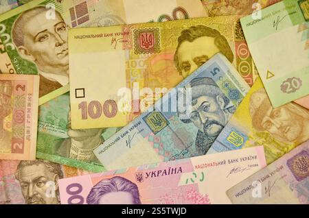 Molte banconote ucraine di varie denominazioni e colori. Banconote ucraine con ritratti di personaggi storici e culturali e storici Foto Stock