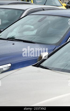 Tetti di diverse automobili. Molte auto si trovano nelle vicinanze all'ora di punta Foto Stock