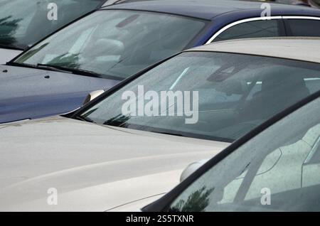 Tetti di diverse automobili. Molte auto si trovano nelle vicinanze all'ora di punta Foto Stock