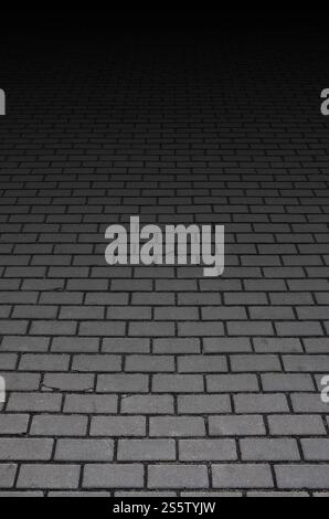 Foto del sito dalla vecchia lastra di pavimentazione con piccoli difetti e crepe, lasciando in prospettiva. Copertura stradale delle aree pedonali e dei percorsi in Foto Stock