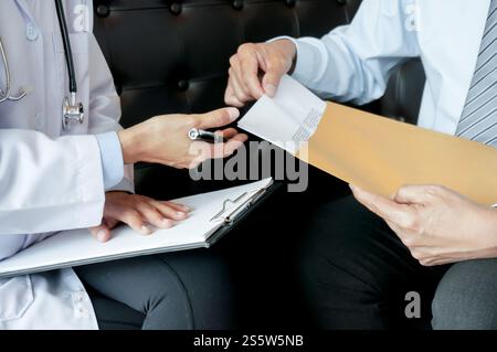 Coppia che discute i problemi con psichiatra e consigliere di rapporto Foto Stock