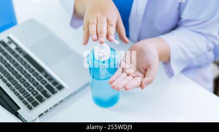 Medico professionista mano applicazione gel alcool igienizzante liquido mani di pulizia per prevenire corona virus covid-19 igienizzante gel alcool. Foto Stock