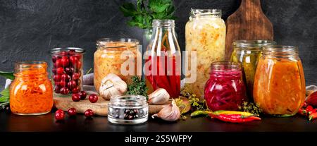 Cibo fermentato su tavola di legno. Alta fonte di probiotici. Vista frontale Foto Stock